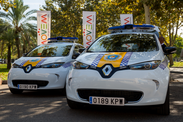 Imagen: Diputación de Badajoz hace entrega de los primeros vehículos eléctricos del Plan MOVEM en la inau...