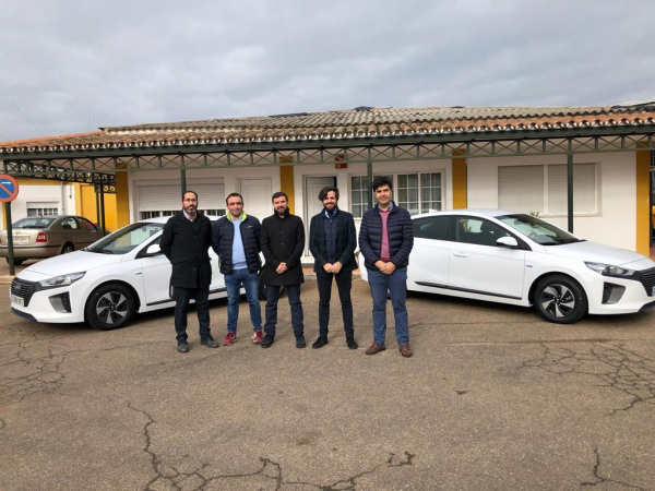 Imagen: La Diputación de Badajoz entrega 2 vehículos eléctricos para titularidad de Diputación Provincial...