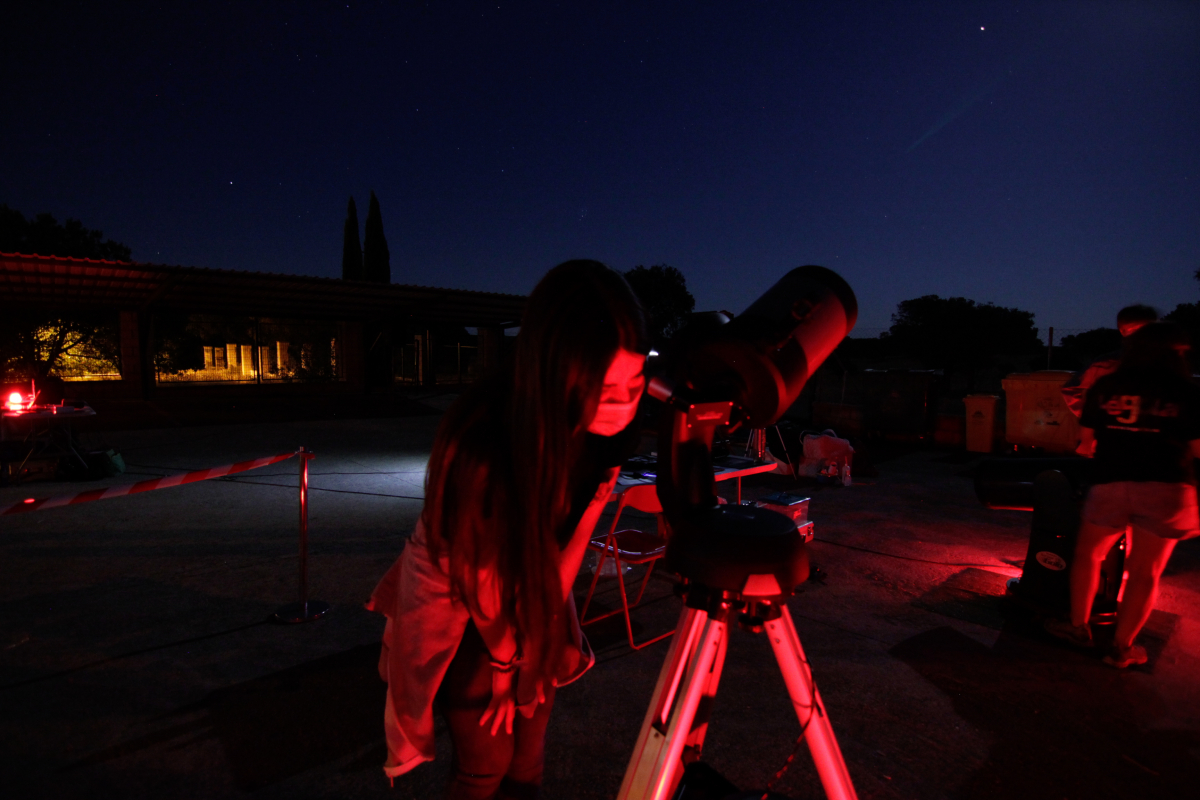 Cerca de 400 personas disfrutan del cielo nocturno gracias a las observaciones astronómicas de la Diputación de Badajoz
