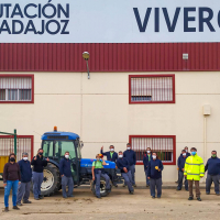 Miembros de Plena Inclusión de Don Benito visitan el Vivero Provincial de la Diputación de Badajoz