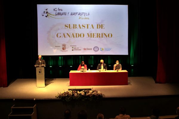 Imagen: La Diputación de Badajoz ha participado en la subasta de ganado de la XI Feria Ganadera y Agrotur...
