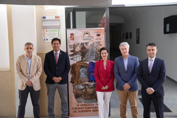 Imagen: La vicepresidenta de la Diputación de Badajoz pone en valor la musealización de la mina Garandina...