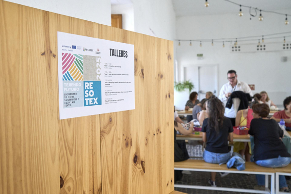 Imagen: El encuentro &apos;Tejiendo Futuro&apos;, organizado por la Diputación de Badajoz, abrió de nuevo...