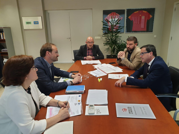Imagen: Diputación de Badajoz y el Instituto para la Diversificación y Ahorro de la Energía (IDAE) se reúnen...