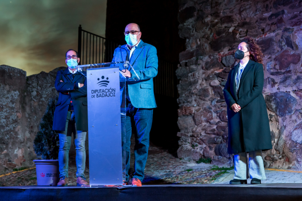 Imagen: El castillo de Segura de León estrena iluminación ornamental gracias al Plan Smartenergía de la Dipu...