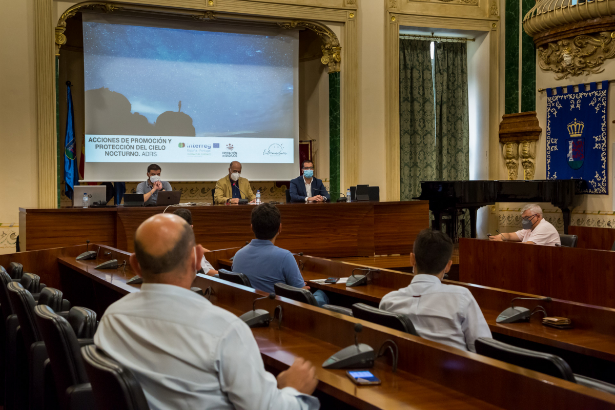 La Diputación de Badajoz trabaja en la elaboración de un catálogo de servicios para la lucha frente a la contaminación lumínica y la promoción de la calidad del cielo nocturno