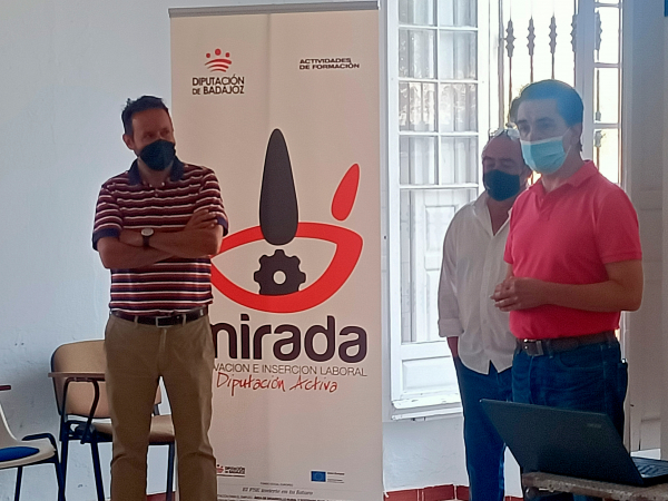 Imagen: Comienza en Barcarrota una acción formativa de ‘Especialista en trabajos de descorche y poda de enci...