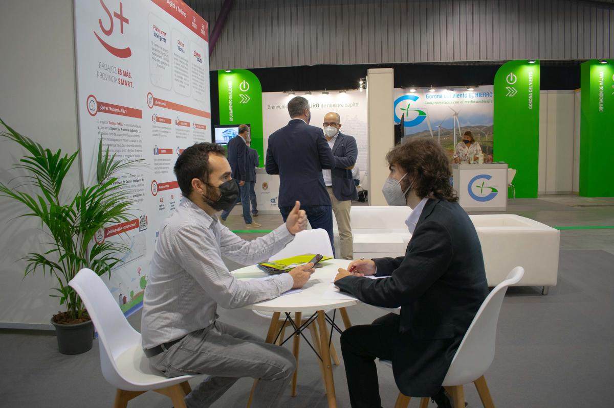 La Diputación de Badajoz presenta su red provincial de puntos de recarga para vehículos eléctricos en el Foro Greencities 2021 de Málaga