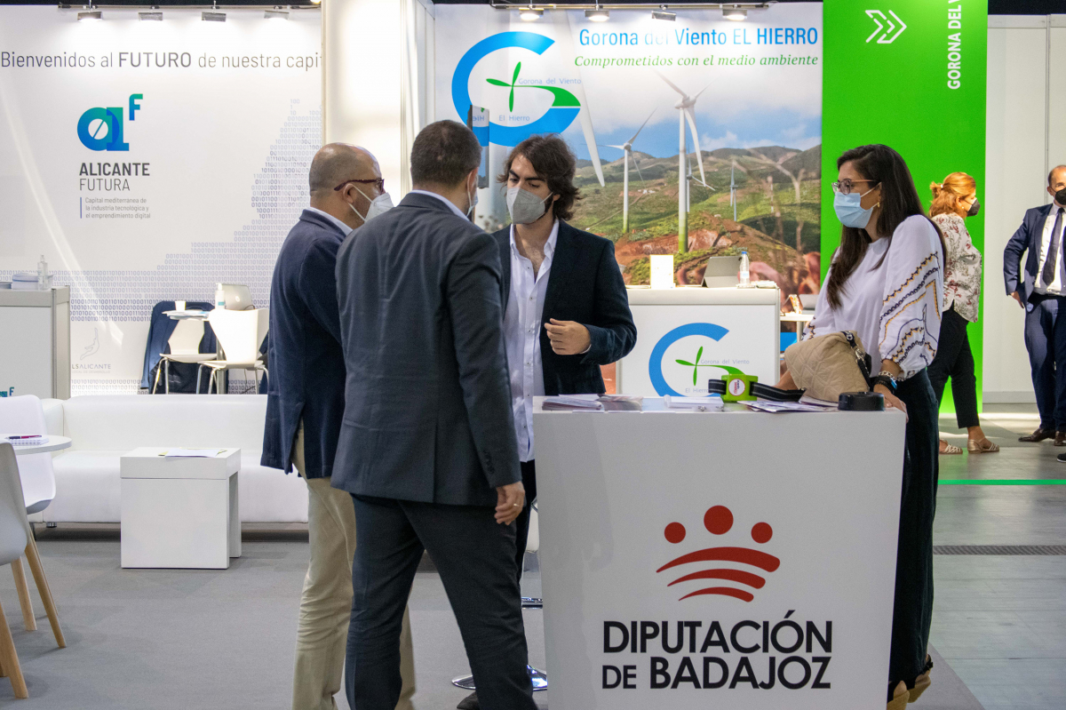 La Diputación de Badajoz presenta su red provincial de puntos de recarga para vehículos eléctricos en el Foro Greencities 2021 de Málaga