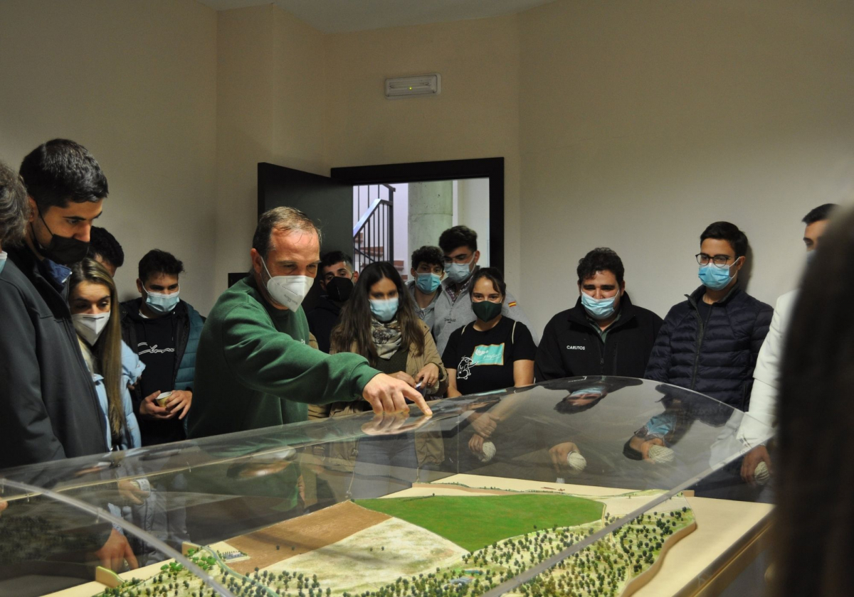 El proyecto pionero ‘Lana Regenerativa para mantener viva la dehesa’ que pone en valor los recursos naturales extremeño visita la finca La Cocosa