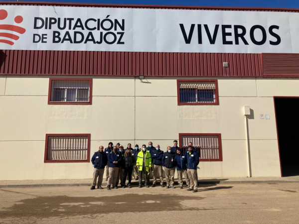 Imagen: La escuela profesional &quot;Montijo te cuida V&quot; vista el Vivero Provincial de la Diputación de...