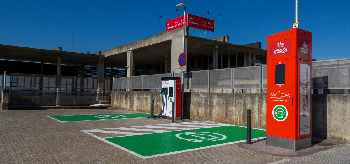 Los puntos de recarga para vehículos eléctricos de Alburquerque, Fuente de Cantos, Jerez de los Caballeros, Llerena y Monesterio entran en funcionamiento