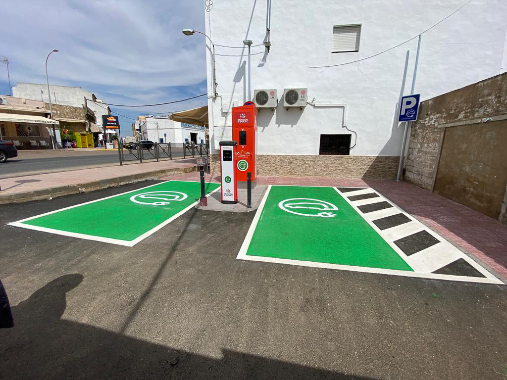 Los puntos de recarga para vehículos eléctricos de Alburquerque, Fuente de Cantos, Jerez de los Caballeros, Llerena y Monesterio entran en funcionamiento