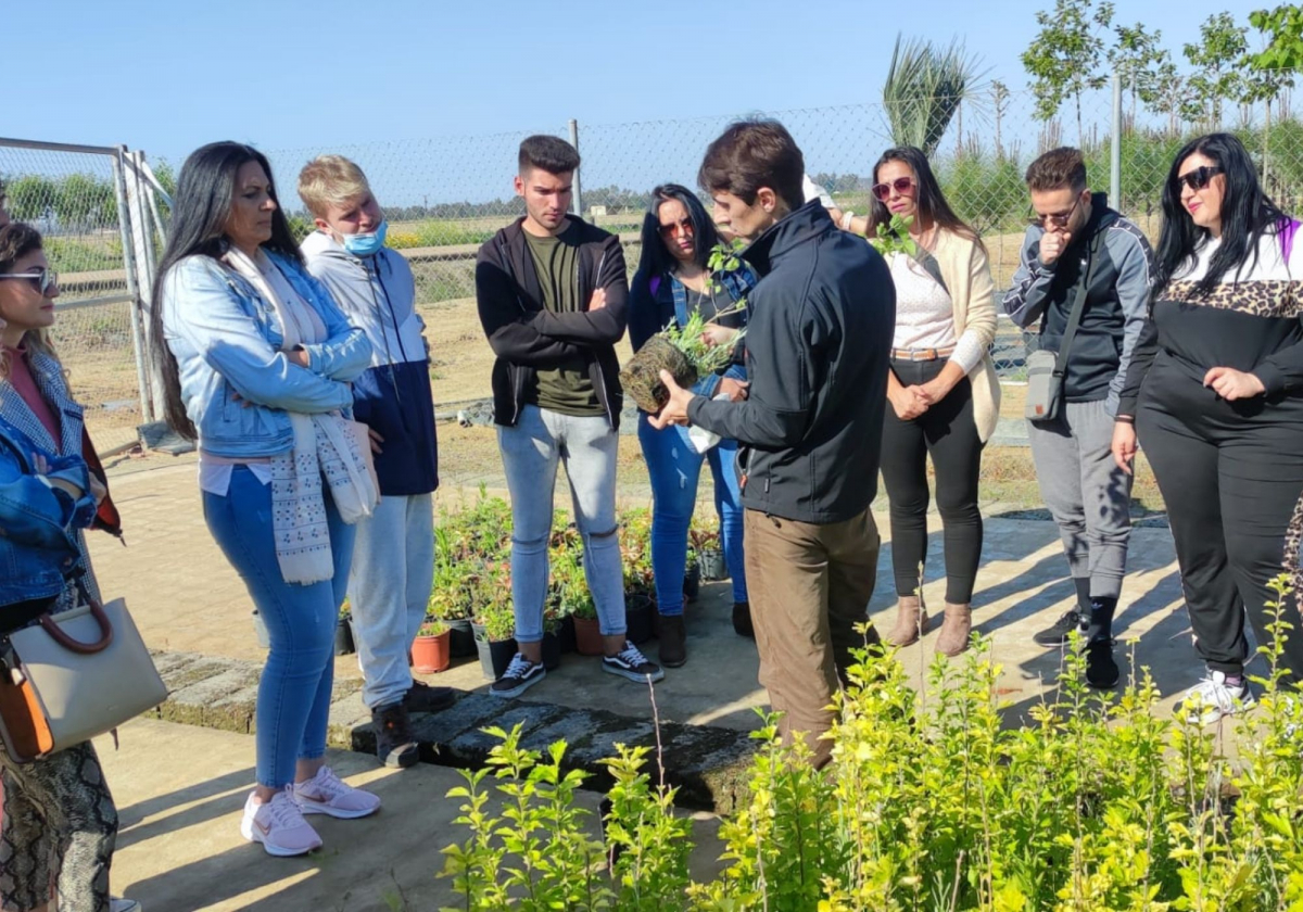 El Vivero Provincial de la Diputación de Badajoz recibe la visita de la Escuela Profesional Dual ‘’Zafra V’’