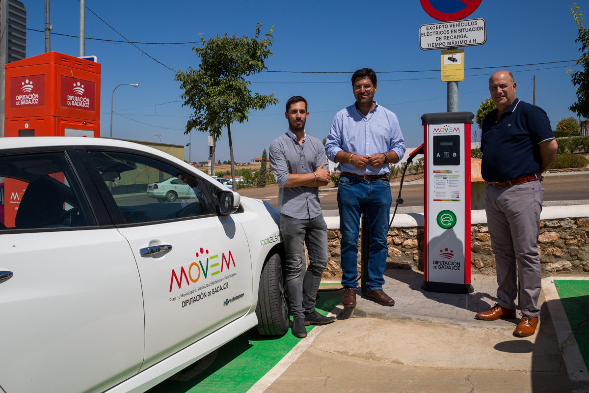 Villanueva del Fresno ya cuenta con un punto de recarga público para vehículos eléctricos gracias al Plan MOVEM