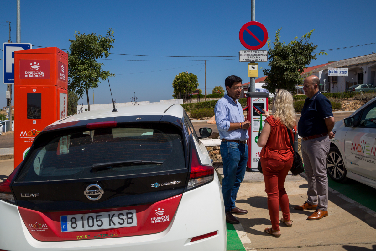Villanueva del Fresno ya cuenta con un punto de recarga público para vehículos eléctricos gracias al Plan MOVEM