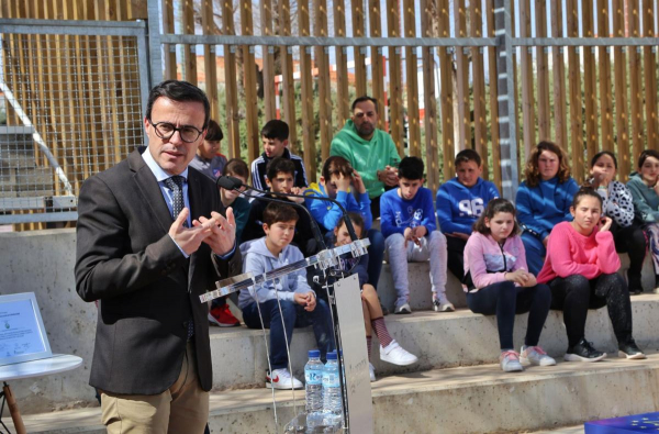 Imagen: El colegio de Solana de los Barros ya nota los efectos de la instalación de especies vegetales en su...