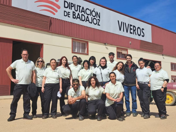 Imagen: Estudiantes de la escuela profesional ‘’Montijo te cuida VI’’ visitan el Vivero Provincial de Badajo...