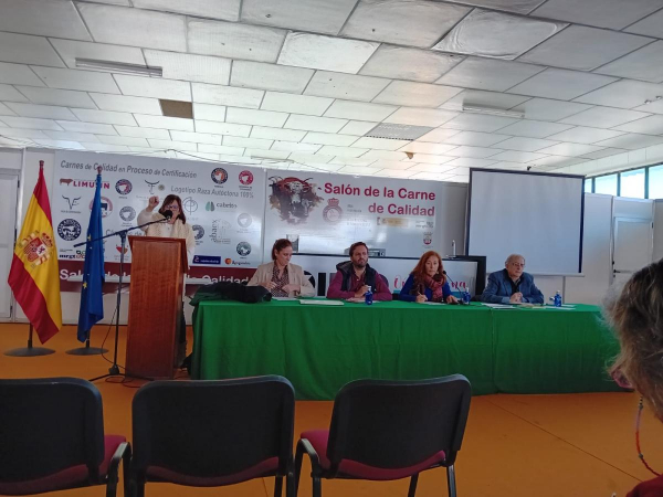 Imagen: La Diputación de Badajoz ha participado en la subasta de ovinos de raza merina de la XXXIX Feria Agr...