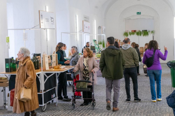 Imagen: Artesanía y Alimentación se unieron en el último Mercado de Productores Locales del año en el Hospit...
