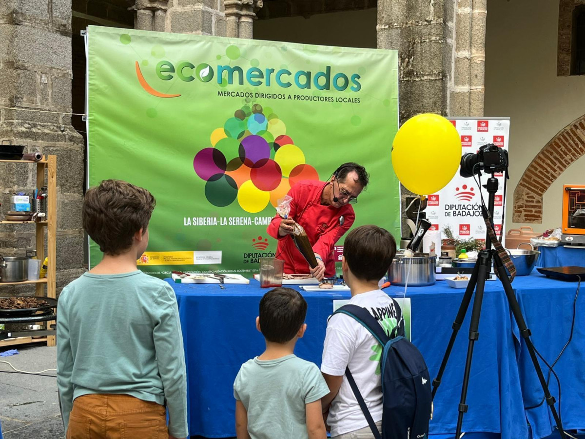 Gran acogida del Ecomercado en Calera de León dentro del XLV Día de la Mancomunidad de Tentudía