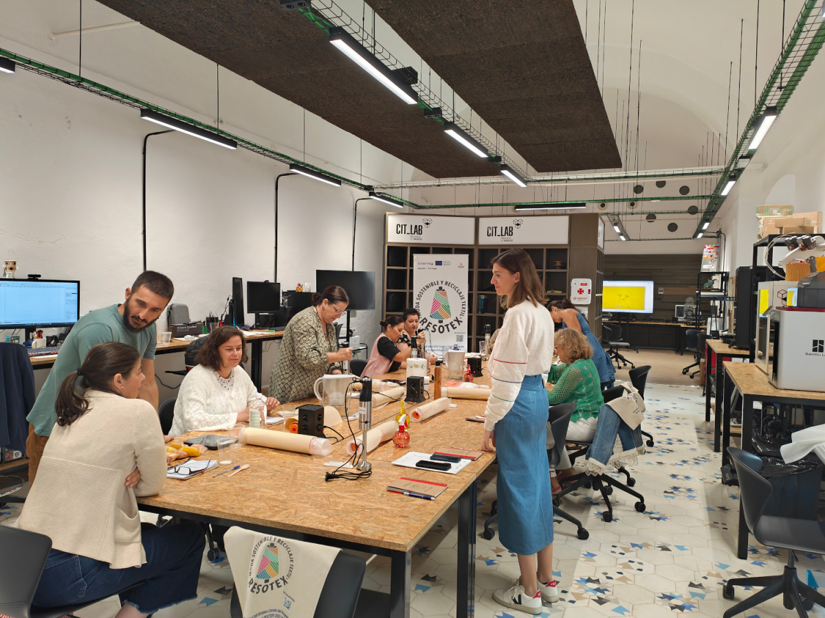La Diputación de Badajoz impulsa el Laboratorio Textil Ecológico y lo consolida como herramienta clave contra la despoblación rural
