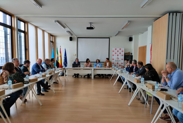Imagen: Segundo encuentro entre la Diputación de Badajoz, REDEX y los Grupos de Acción Local para impulsar l...